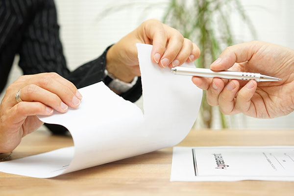 Unilateral termination of investment contracts under legal regulations