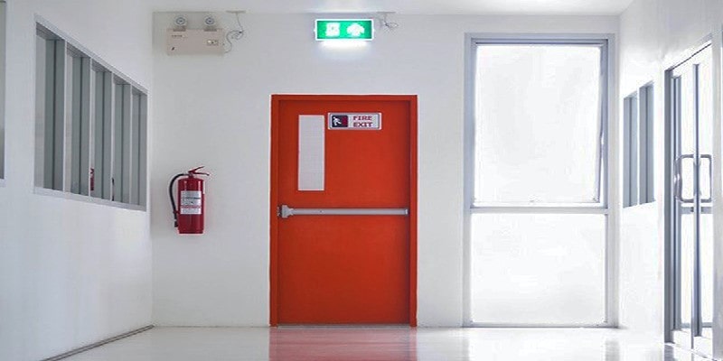 Cần lưu ý những gì về cửa thoát hiểm trong nhà xưởng?