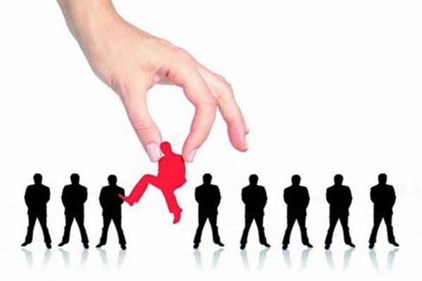 Nếu doanh nghiệp tự ý cắt giảm nhân sự thì có hậu quả gì không?