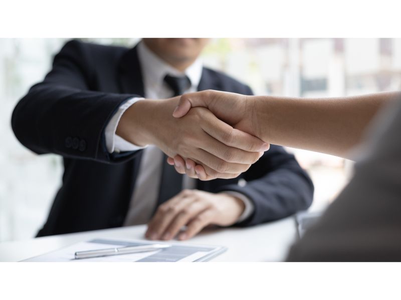 Người được thuê đảm nhiệm chức vụ là gì